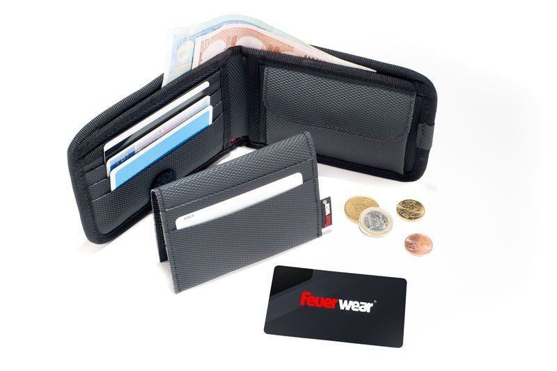 Sturdy men’s wallet with removable credit card insert Sturdy men’s wallet with removable credit card insert